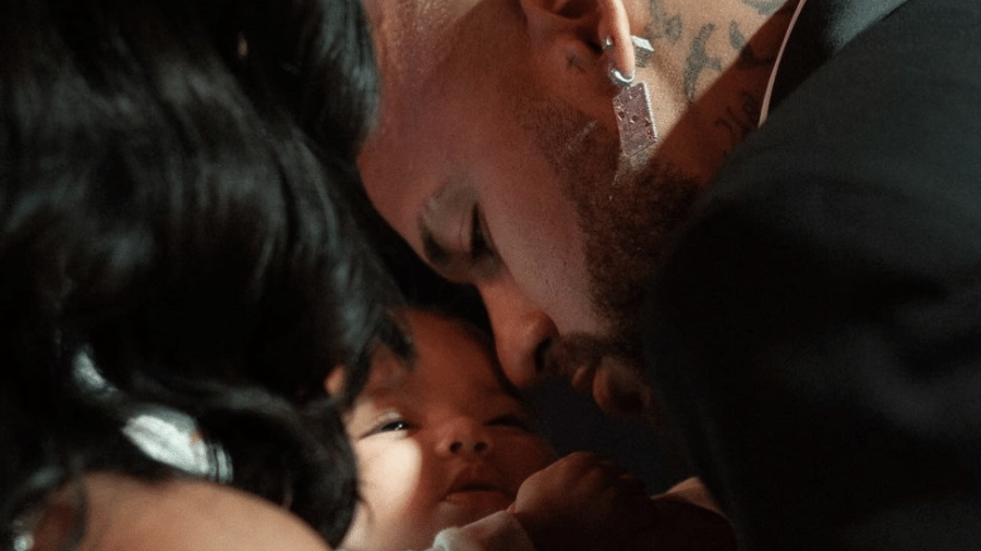 Neymar compartilha momento em família com Mavie e ex, Bruna Biancardi