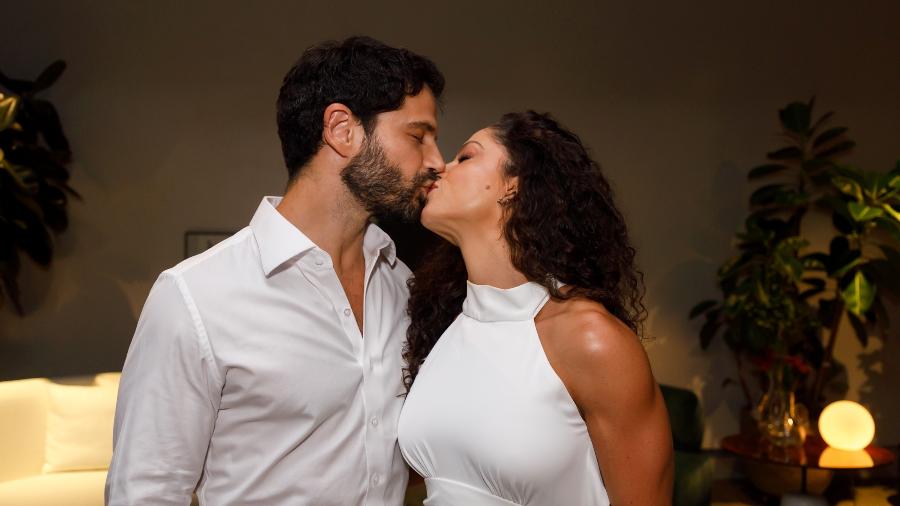 Duda Nagle e Michele Balsamão se beijam em evento em São Paulo