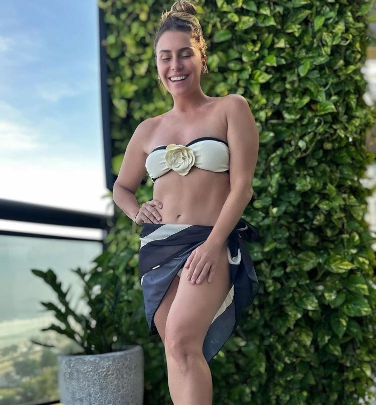Giovanna Antonelli mostra barriga sarada ao posar em varanda de apartamento 
