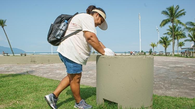 Vanderlea, estrela do primeiro episódio de 'Muquiranas', revira o lixo atrás de objetos 'valiosos' e comida