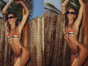 Izabel Goulart posa de biquíni na Bahia e curte banho de chuveirão