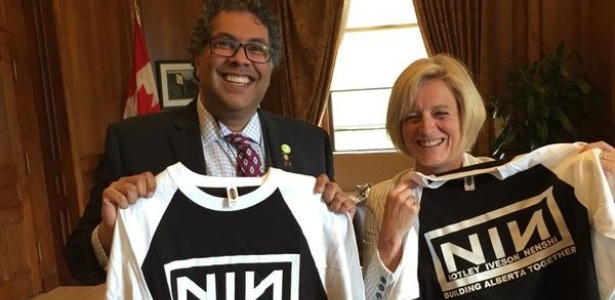 Os políticos Naheed Nenshi e Rachel Notley exibem as camisetas com o logo "NIN" adaptado a seus nomes - Chima Nkemdirim/Twitter