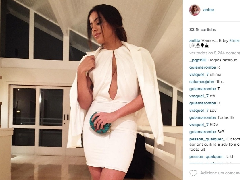 4.jul.2015 - Anitta escolheu vestido branco com enorme decote na altura do pescoço para a festa na Barra da Tijuca, zona oeste do Rio de Janeiro
