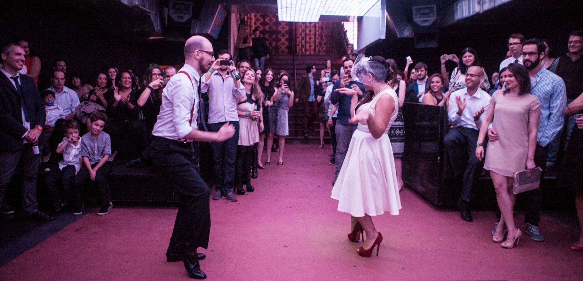 Em vez da tradicional valsa de casamento, a primeira dança dos noivos foi um Twist, inspirado no filme "Pulp Fiction" - Divulgação/Anna Silveira