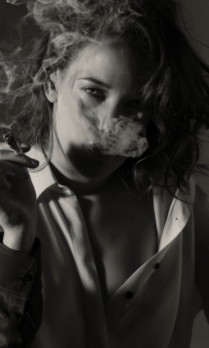 "Fotos com cigarro e fumaça são um clássico", diz Adriana Birolli 
