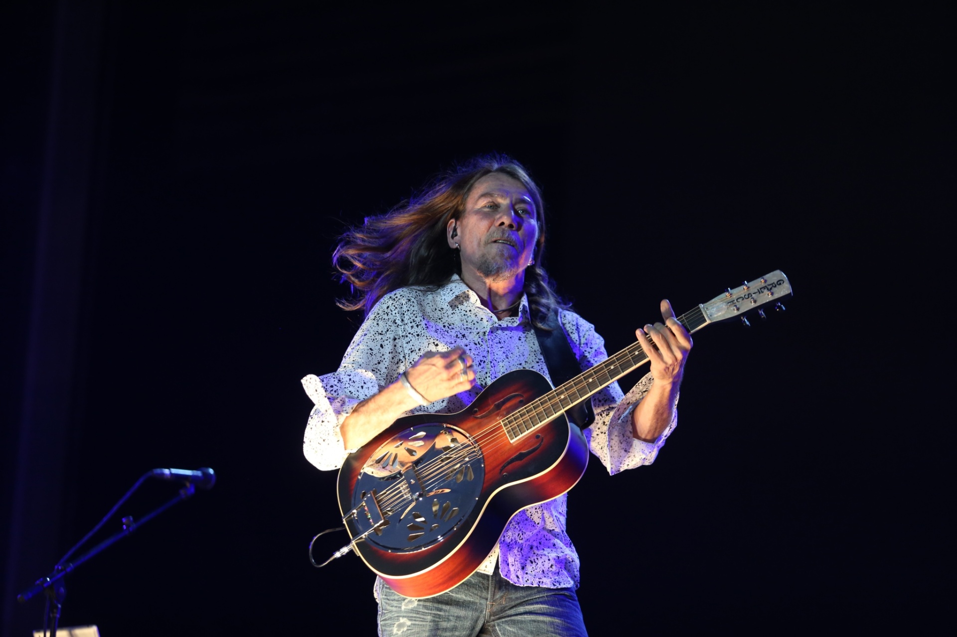 18.set.2015 - O músico Lenine apresenta seu novo projeto "Carbono" no palco Sunset, juntamente com diversos músicos, incluindo a banda Nação Zumbi. - Fábio Motta/Estadão Conteúdo