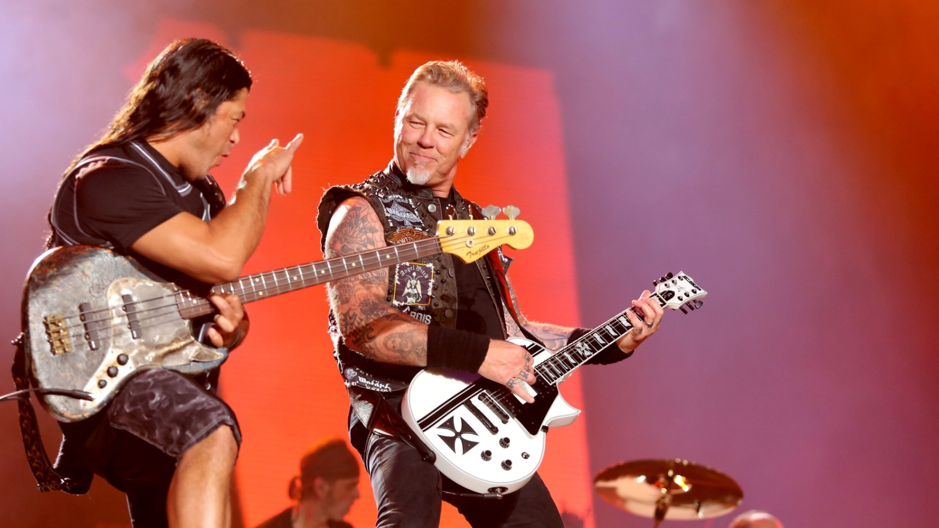 19.set.2015 - James Hetfield e Robert Trujillo do Metallica no show do grupo de heavy metal no palco Mundo no segundo dia do Rock in Rio 2015 - Fernando Maia/UOL