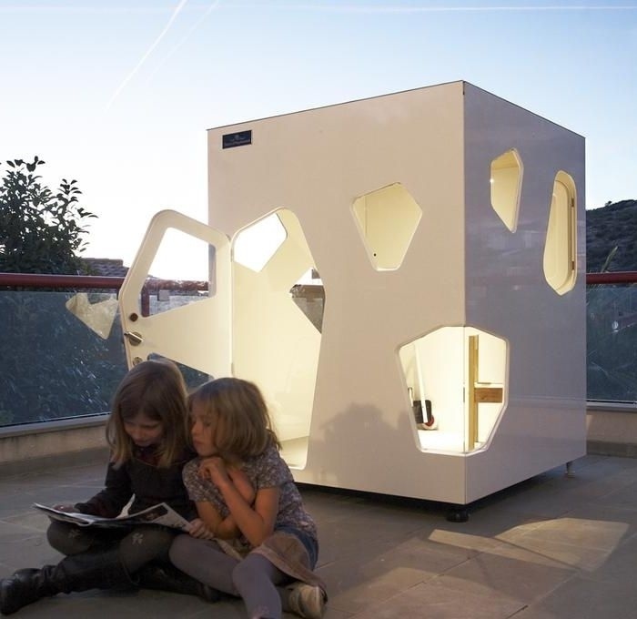 A casa de boneca Kyoto Mini, da Smartplayhouse (www.smartplayhouse.com), tem um estilo futurista e está à venda por 2.750 euros, o que equivale a R$ 11.840,95. A construção para crianças mede 1,40 m x 1,40 m x 1,50 m e possui nove janelas I Valor referente à cotação do dia 27.10.2015 - Divulgação/ Smartplayhouse