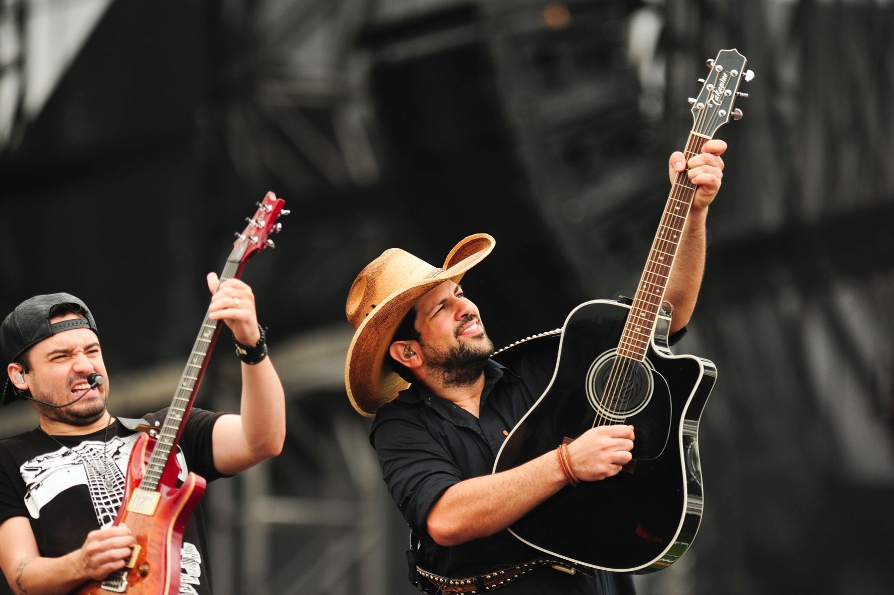 29.nov.2015 - Show de Fernando e Sorocaba contou com sucessos como "É Tenso", "Madri", "As Mina Pira" e "Da Cor do Pecado". - Peter Ilicciev /Divulgação