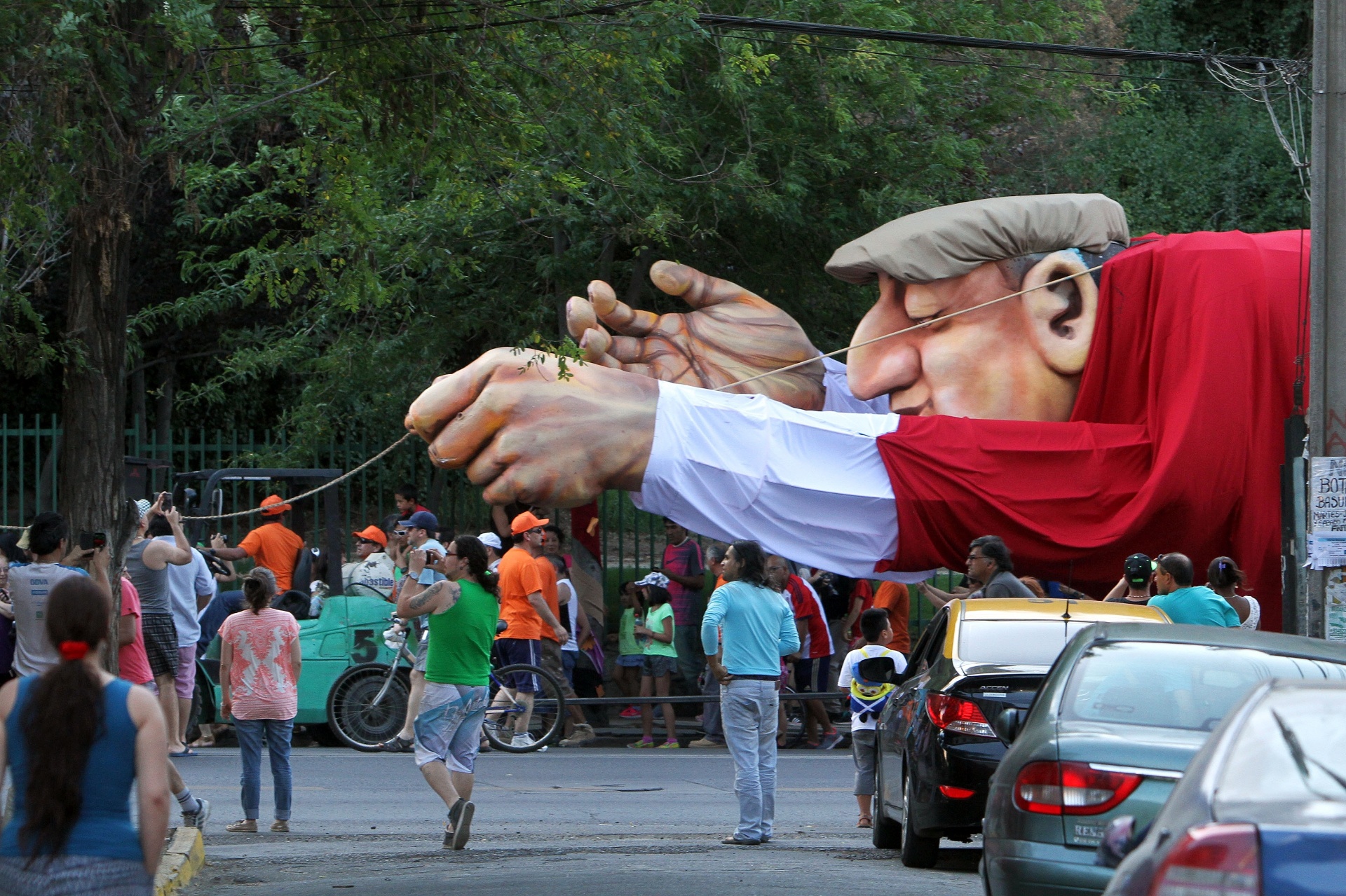 26.dez.2015 - Uma imagem gigante do poeta chileno e prêmio Nobel de Literatura Pablo Neruda percorre por uma rua de Santiago durante o espetáculo "Neruda vem voando" - EFE/ELVIS GONZÁLEZ