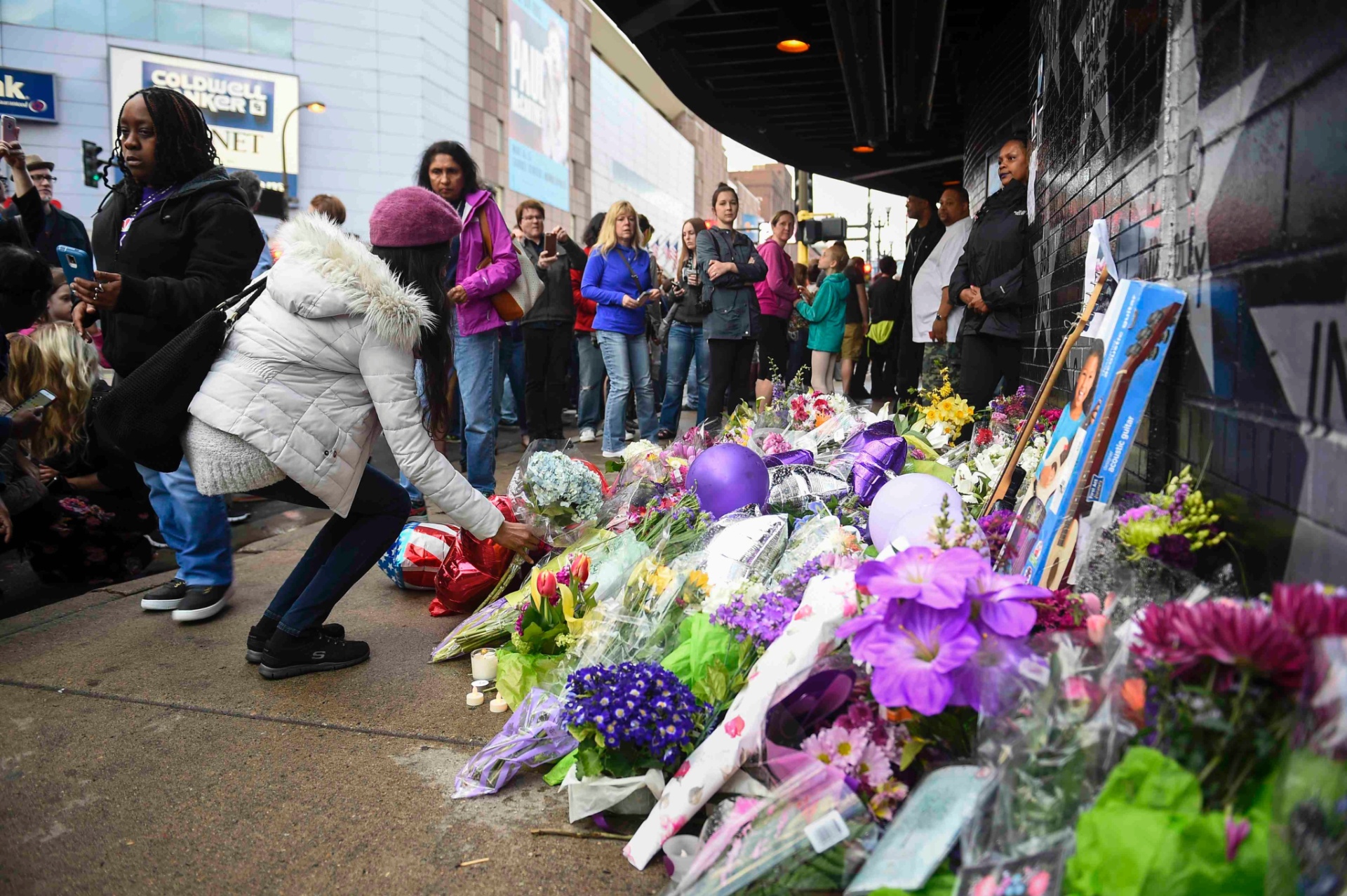 21.abr.2016 - Fãs depositam flores na First Avenue, em frente ao clube onde Prince começou a carreira em Minneapolis, no Minnesota - Craig Lassig/Reuters
