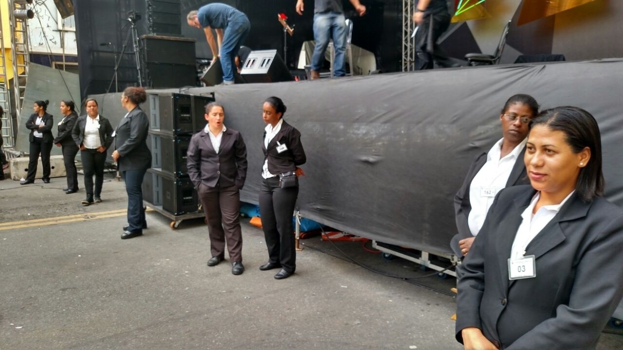 22.mai.2016 - Desde sábado, apenas mulheres faziam a guarda de palco na Virada Cultural - Tiago Dias/UOL