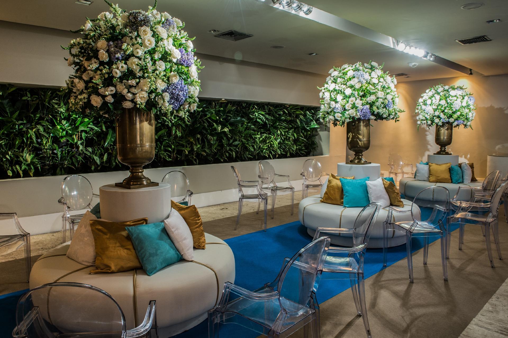 Fabio Mattar Puppi, da 1-18 Project, apostou em um mobiliário contemporâneo para a área dos jovens para fazer um contraponto entre o romântico e moderno. Os arranjos de flores foram feitos pelo florista Andre Pedrotti (www.andrepedrottiflores.com.br) - Lan Rodrigues