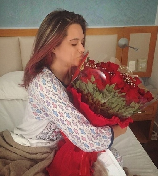 12.set.2016 - Ah, o amor... Juliano Laham surpreendeu Juliana Paiva na comemoração dos quatro meses de namoro com um buquê logo de manhã. A atriz publicou o registro e se derreteu pelo amado nas redes sociais. - Reprodução/Instagram/juulianapaiva