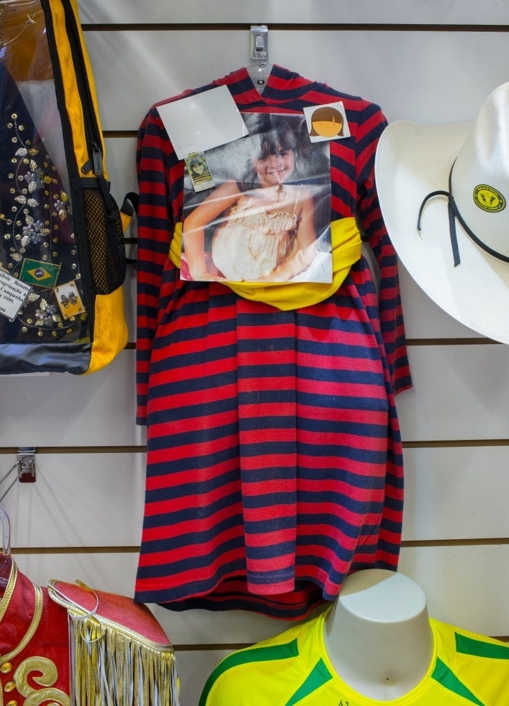 Vestido listrado da atriz mirim Klara Castanho no Santuário de Aparecida - Roosevelt Cássio/UOL