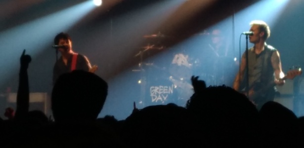 Green Day durante show no Webster Hall em Nova York na noite de sábado (8) - José Norberto Flesch/UOL