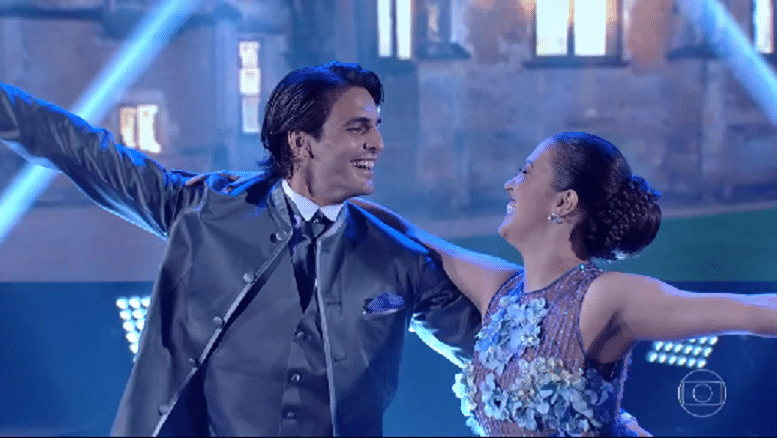 27.nov.2016 - Rainer Cadete, Nego do Borel, Felipe Simas, Brenno Leone e Sophia Abrahão foram desafiados pela produção a se apresentar ao ritmo da valsa, já na reta final do quadro - Reprodução/TV Globo