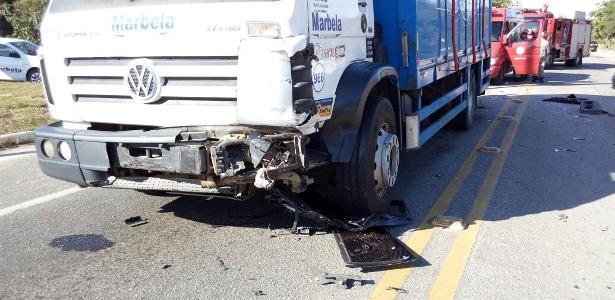 Caminhão que se envolveu no acidente com o carro em que estava Vinicius Bonemer - Folha dos Lagos - Folha dos Lagos