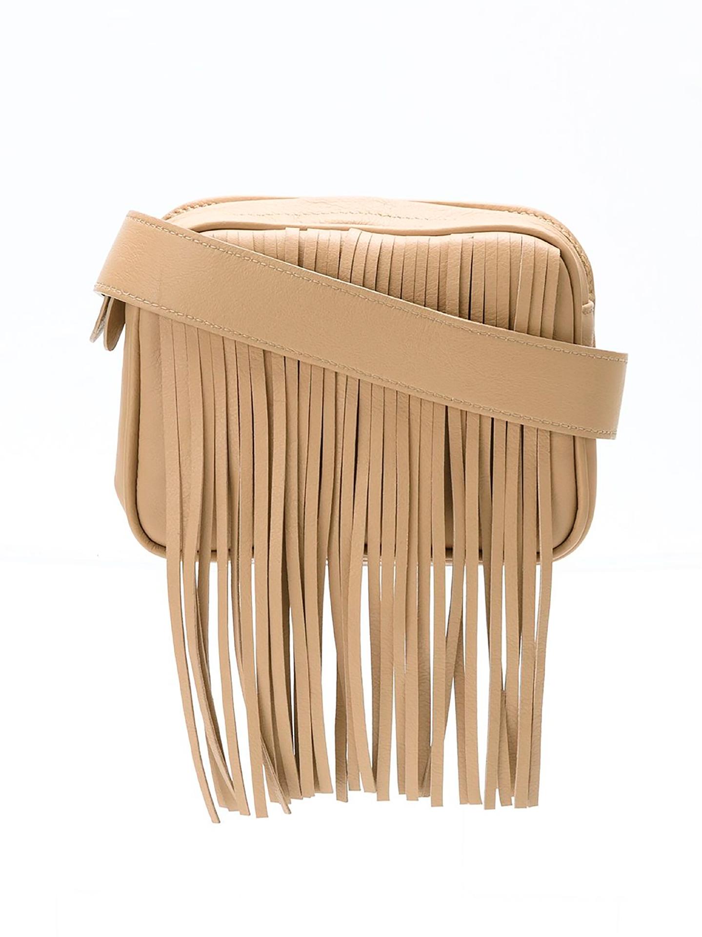 Modelo de couro com franjas, de Sarah Chofakian. Preço sugerido: R$ 159. Informações: farfetch.com - Divulgação