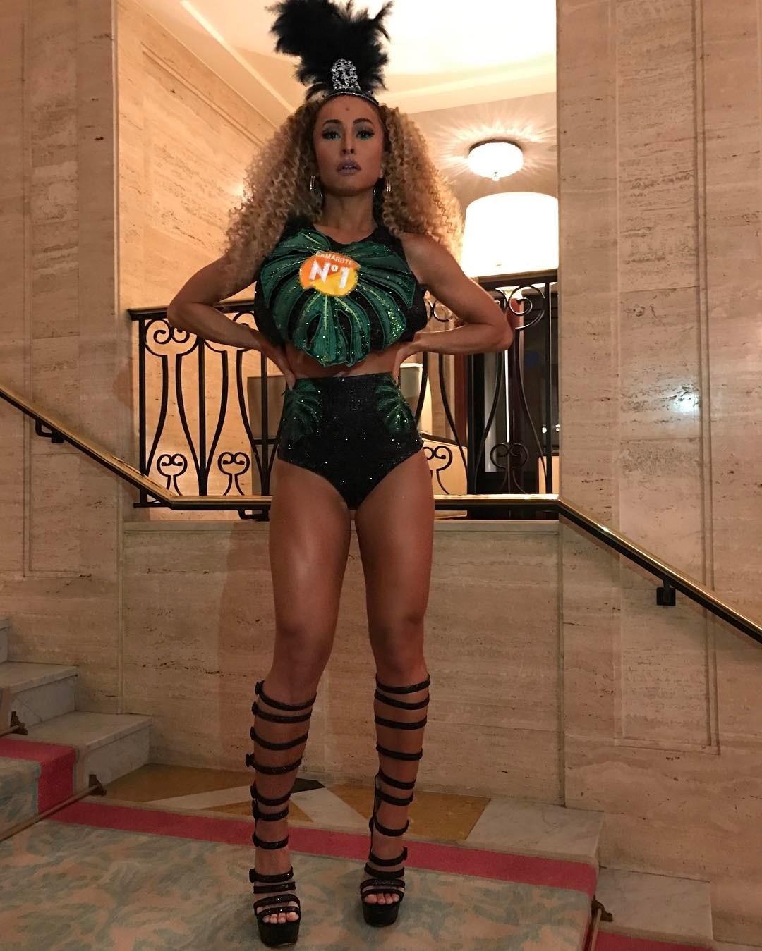 Sabrina Sato postou em suas redes sociais o look da noite de domingo antes de circular por camarote na Sapucaí. Ainda hoje Sabrina desfila pela Unidos de Vila Isabel - Reprodução/Instagram