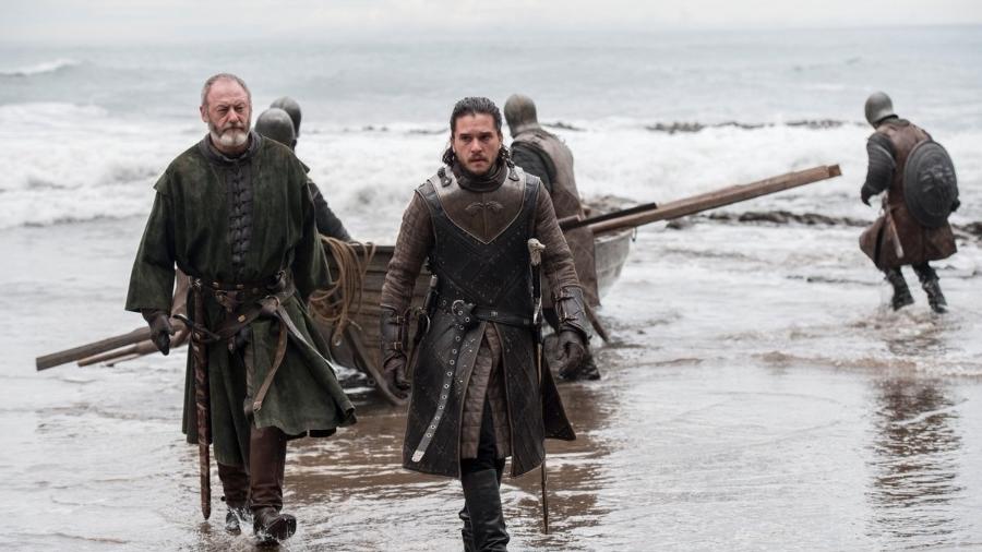 Jon Snow desembarca em Pedra do Dragão para se encontrar com Daenerys em foto do terceiro episódio da sétima temporada de "Game of Thrones" - Divulgação/HBO