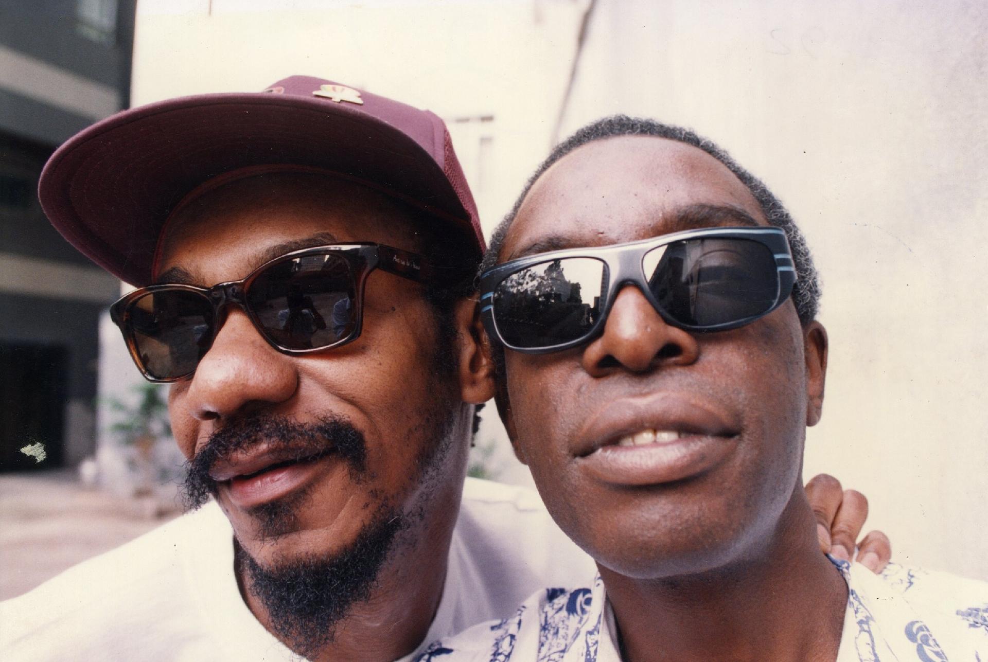 Melodia e o cantor e compositor Itamar Assumpção posam para foto, em 1992 - Juan Esteves/Folhapress