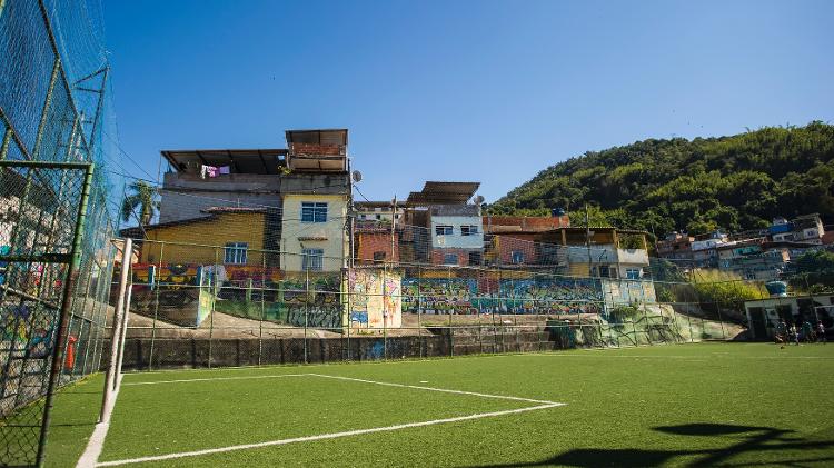 Campo de futebol na comunidade Tavares Bastos, no Catete, Zona Sul do Rio - Bruna Prado/UOL - Bruna Prado/UOL