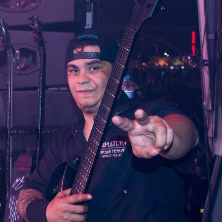 Dedé Moreira é o roadie do Sepultura e no Rock in Rio cuidou dos instrumentos do Paulo Jr. e da bateria de Eloy Casagrande - Marcos Hermes/UOL - Marcos Hermes/UOL