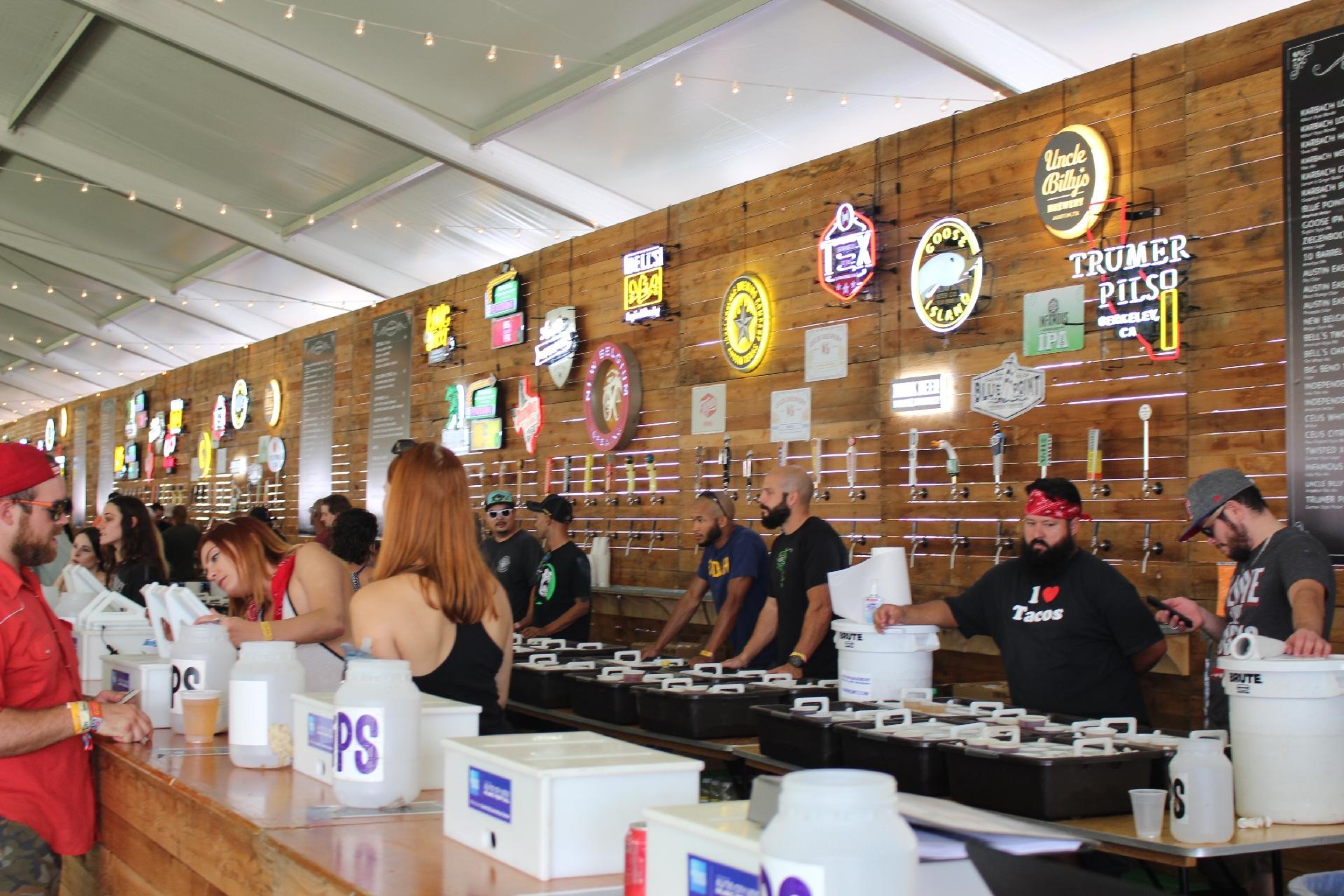 Uma área específica para cervejas artesanais do Texas foi montada para atender o público do Austin City Limits - Felipe Branco Cruz/UOL