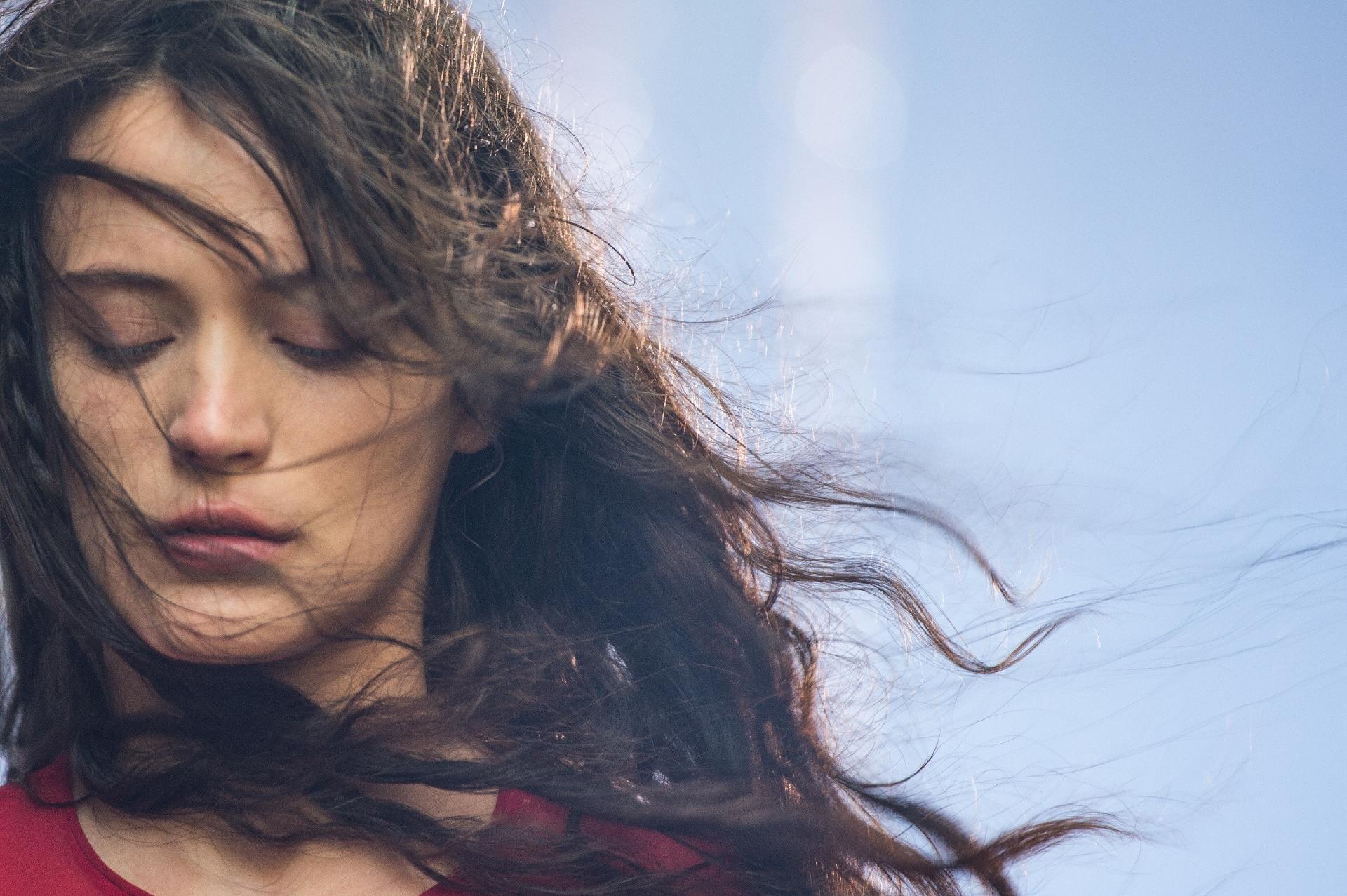 O sofrimento de Clara (Bianca Bin), é ilustrado por cenas metafóricas em "O Outro Lado do Paraíso" - Raquel Cunha/Globo