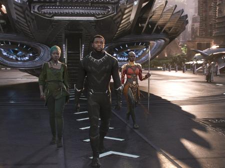 Nakia (Lupita Nyong"o), T"Challa (Chadwick Boseman) e Okoye (Danai Gurira) em "Pantera Negra" - Divulgação