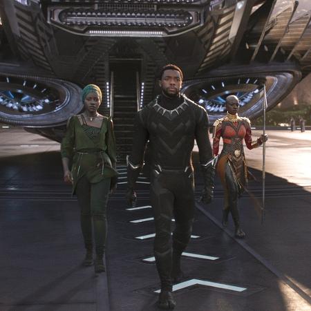 Nakia (Lupita Nyong'o), T'Challa (Chadwick Boseman) e Okoye (Danai Gurira) em "Pantera Negra" - Divulgação - Divulgação