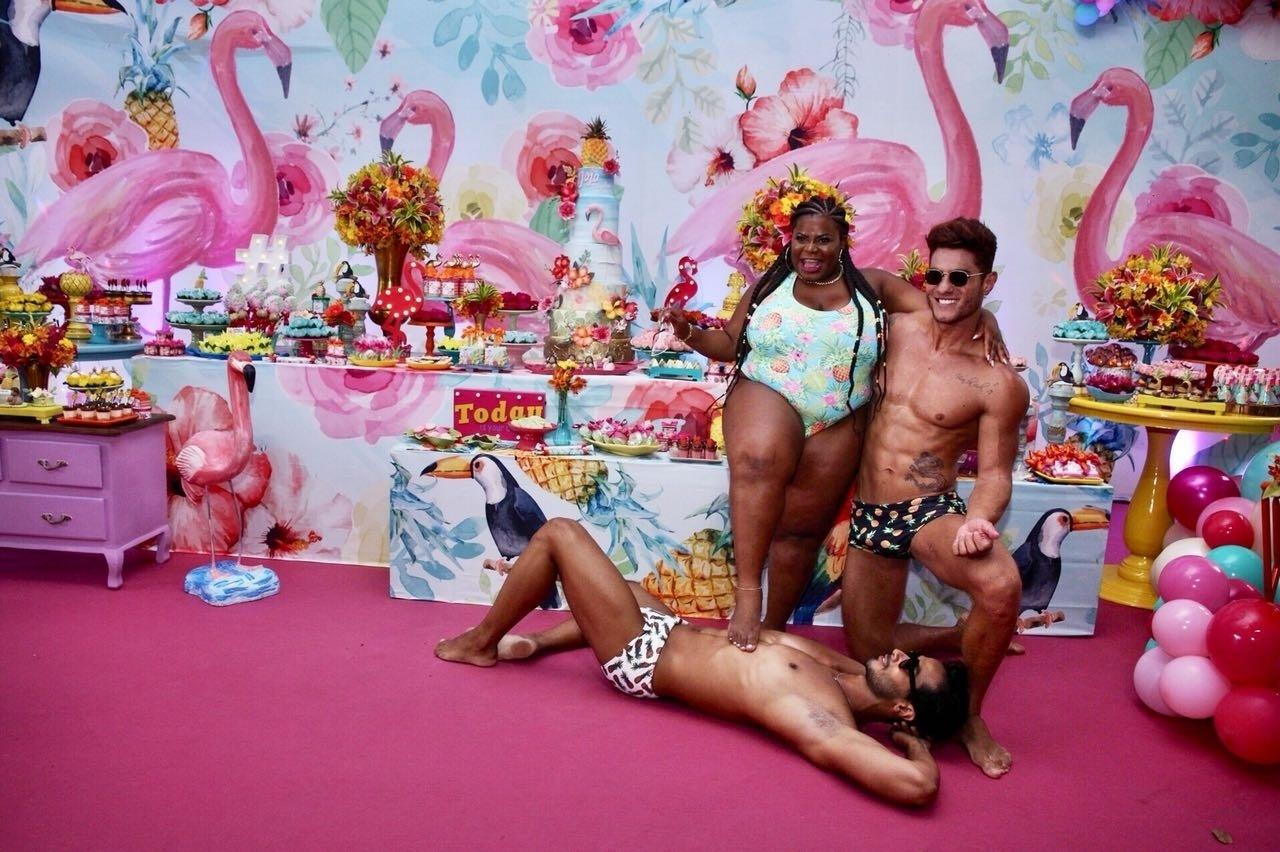 Jojo Todynho com homens sarados que viraram uma atração à parte da festa - Divulgação