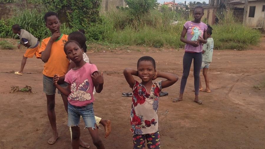 O grupo, que leva o nome de Ikorodu Talented Kids, é formado por crianças em situação de rua, que através da dança e da música voltaram para a escola - Reprodução @dreamcatchersda