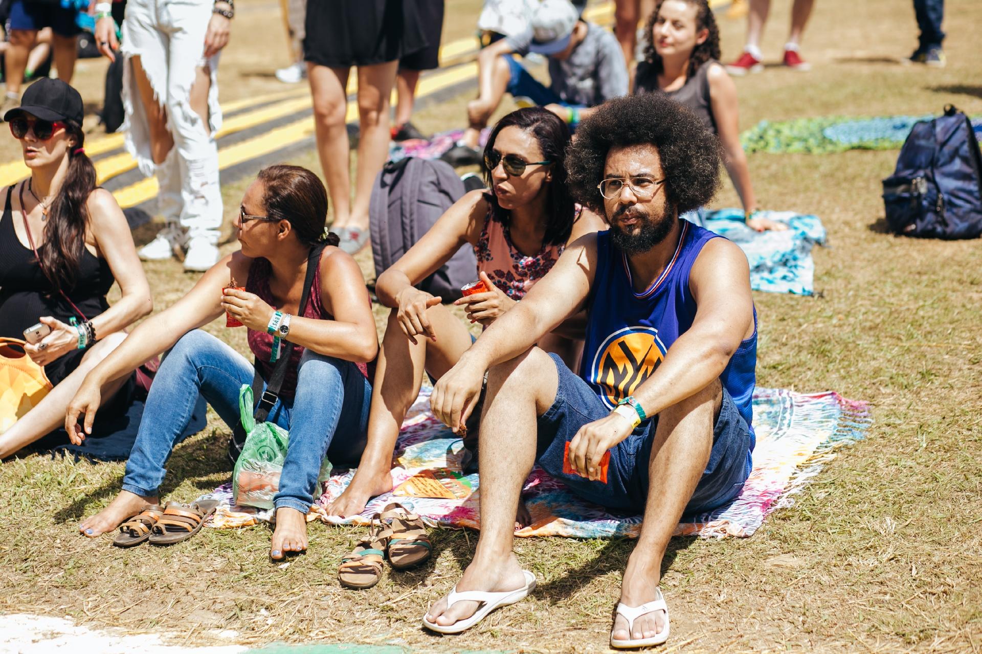 Público aproveita a grama para descansar no Lollapalooza Brasil 2018 - Felipe Gabriel/UOL