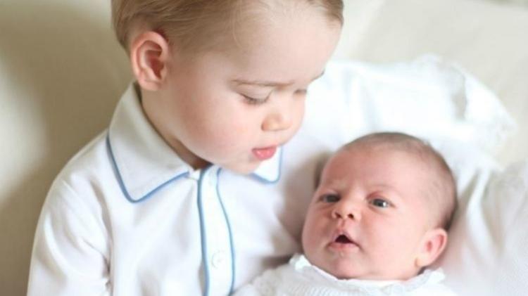 Príncipe George na primeira foto em que apareceu ao lado da irmã - Divulgação - Divulgação
