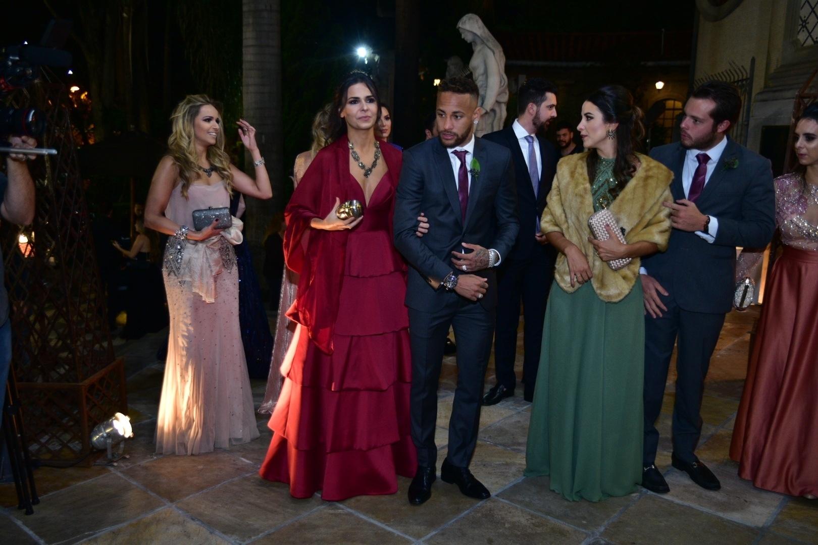 Sem a namorada Bruna Marquezine, Neymar é padrinho de casamento em São Paulo. Ele entrou na igreja com a madrinha Dayane Fernandes - Leo Franco/Ag.News