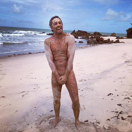 Leonardo Miggiorin parecia pouco à vontade na área naturista da praia de Tambaba, litoral Sul da Paraíba - Reprodução/Instagram/@leo_miggiorin