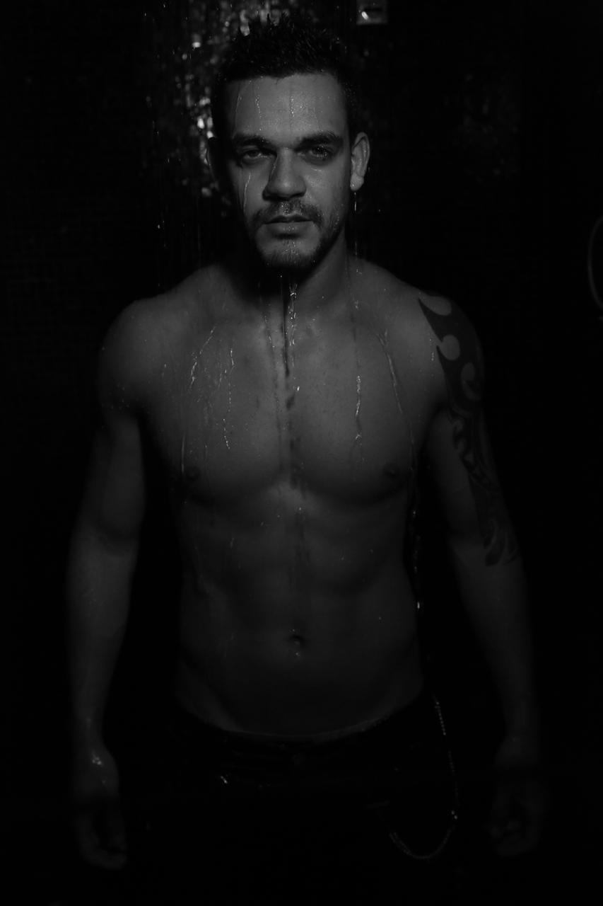 Caique Aguiar realiza primeiro ensaio sensual após "A Fazenda 10" - Glauber Bassi/Divulgação