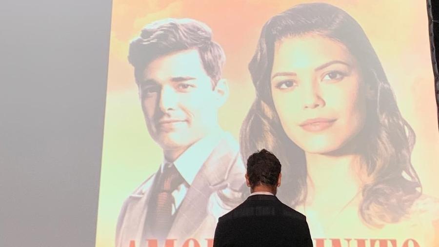João Vicente de Castro em frente ao poster do filme "Amor Infinito"  - Reprodução/Instagram