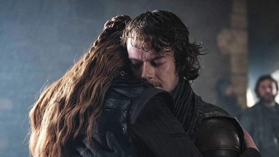 Theon Greyjoy (Alfie Allen) é abraçado por Sansa Stark (Sophie Turner) em cena do último episódio de "Game of Thrones" - Divulgação/IMDb