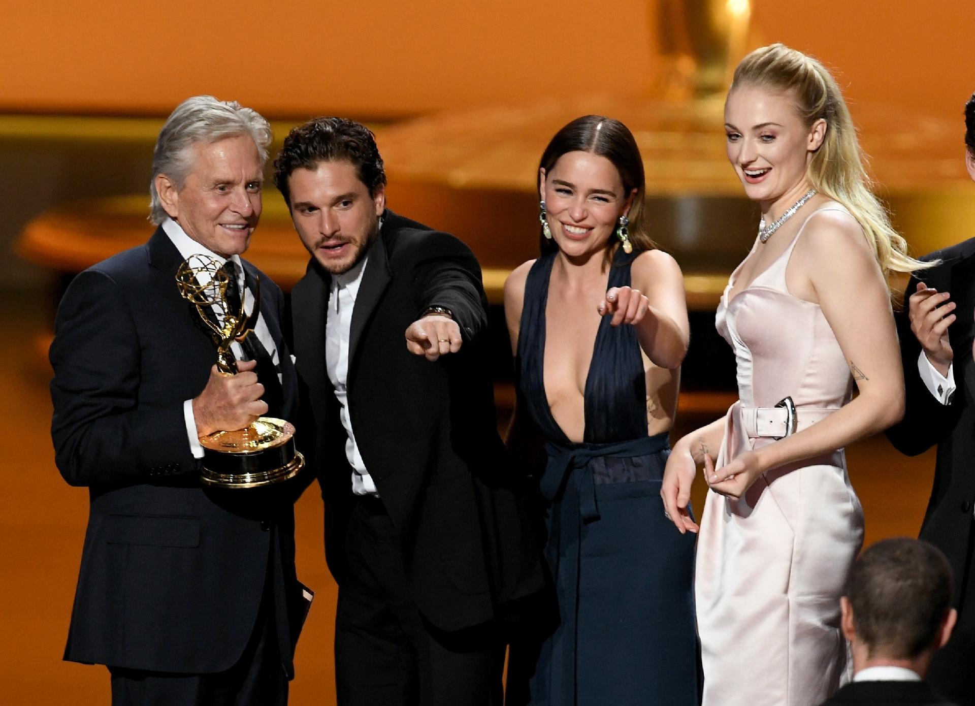 Michael Douglas, Kit Harington, Emilia Clarke e Sophie Turner no Emmy - Kevin Winter/Getty Images