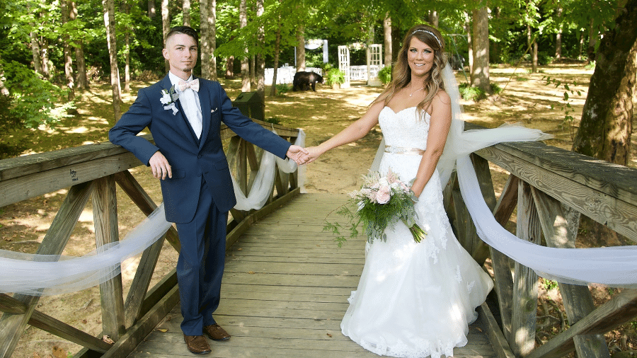 Urso aparece de penetra em foto de casamento - Reprodução/Facebook