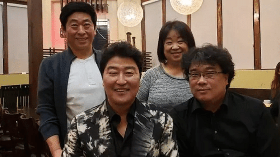 Bong Joon Ho comemorando a vitória no Oscar em um restaurante - Reprodução/Instagram
