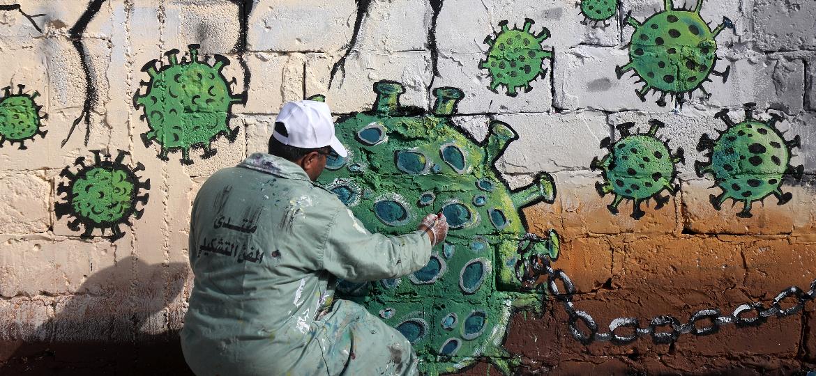 Em Gaza, artista desenha mural para alertar sobre a propagação do covid-19 na Palestina - NurPhoto/Getty Images