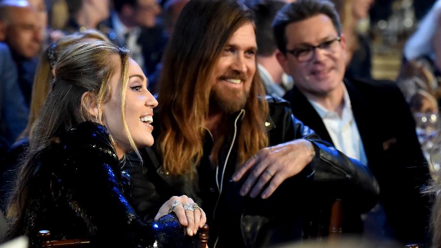 Miley Cyrus contou que bateu a cabeça com o pai, o cantor Billy Ray Cyrus  - Lester Cohen/Getty Images para The Recording Academy