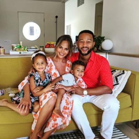 Chrissy Teigen, o marido John Legend e os filhos Luna Simone e Miles Theodore - Reprodução/Instagram