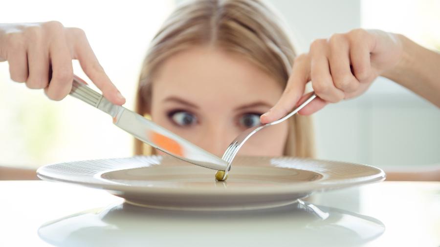 Dietas muito restritivas não são recomendadas e, ao invés de ajudar a emagrecer, podem gerar distúrbios alimentares - iStock