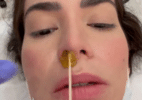 Adriana Sant'Anna mostra 'sofrimento' para depilar nariz