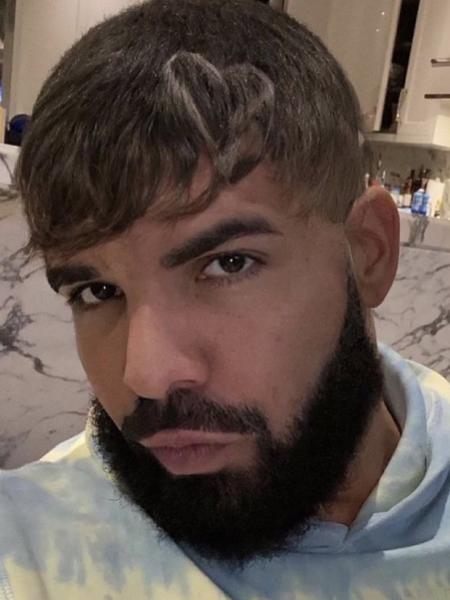 Drake mostra novo visual, com franja alisada - Reprodução/Twitter